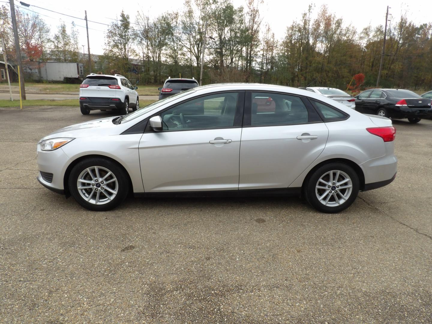 2018 Ingot Silver Metallic /Black Ford Focus SE (1FADP3FE4JL) with an 1.0L engine, automatic transmission, located at 401 First NE, Bearden, AR, 71720, (870) 687-3414, 33.726528, -92.611519 - Photo#1